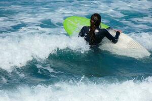 surfers rijden klein oceaan golven foto