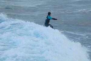 surfers rijden klein oceaan golven foto