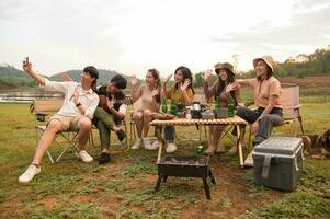 groep van jong Aziatisch mensen zijn genieten camping in natuurlijk camping foto