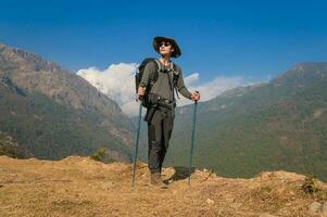 een jong reiziger trekking Aan Woud spoor , Nepal foto