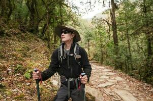 een jong reiziger trekking Aan Woud spoor , Nepal foto