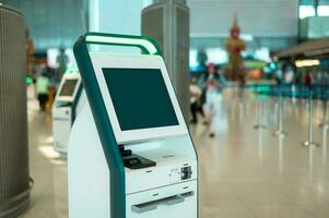 online controleren in machine Bij luchthaven foto