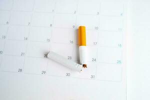 detailopname schot van sigaretten Aan een kalender wereld Nee roken dag foto