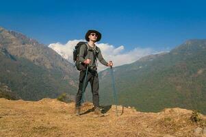 een jong reiziger trekking Aan Woud spoor , Nepal foto