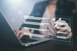 checklist en klembord taak documentatie beheer, bedrijf mensen werken laptop checklist vragenlijst beoordeling het formulier, online enquête online tentamen kiezen de Rechtsaf antwoord in de tentamen foto
