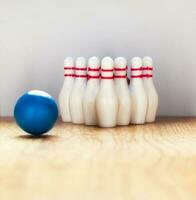 bowling pinnen en bowling bal in miniatuur foto