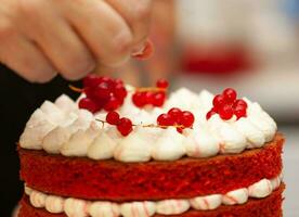 rood fluweel taart voorbereiding. foto