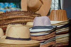 rietje hoeden voor uitverkoop Aan een markt kraam foto