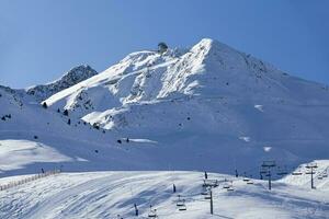 met sneeuw bedekt berg Bij grandvalira ski toevlucht in pas de la casa foto