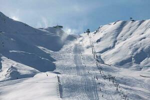 met sneeuw bedekt berg Bij grandvalira ski toevlucht in pas de la casa foto