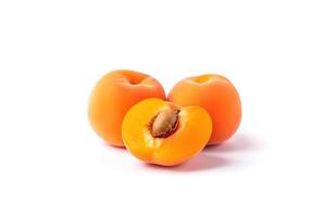 vers geheel en gesneden perziken abrikozen geïsoleerd Aan wit achtergrond. ai gegenereerd foto