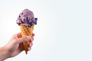 hand- Holding heerlijk bosbes ijs room in een krokant wafel ijshoorntje met kopiëren ruimte. ai gegenereerd foto