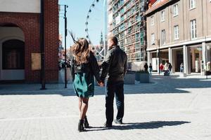 gelukkige jongen en meisje wandelen langs de toeristische straten van het oude Europa