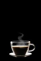 dichtbij omhoog een kop van een zwart heet koffie met rook Aan zwart achtergrond met kopiëren ruimte. ai gegenereerd foto