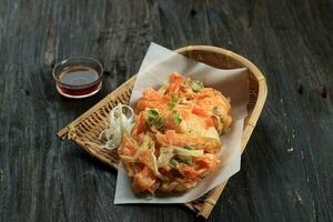 diep gebakken groenten en tempura saus foto