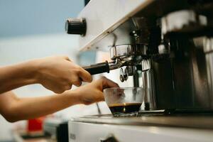 kop en professioneel espresso machine gieten vers koffie in een glas kop Bij cafe foto