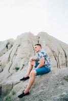 man in een licht overhemd in een granietgroeve foto
