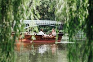 een boottocht voor een jongen en een meisje langs de kanalen en baaien van de rivier foto