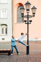 man en een meisje lopen 's ochtends vrolijk door de lege straten foto