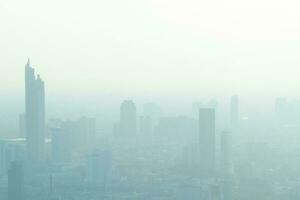 concept van verontreiniging pm2.5 ongezond lucht verontreiniging stof. giftig nevel in de stad. foto's in de hoofdstad Aan een wolkenkrabber. foto