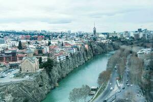 panoramisch visie van de oud stad- van tbilisi en kura rivier- foto