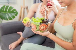 twee mooi Dames hebben gezond ontbijt Bij huis na yoga training met geluk foto