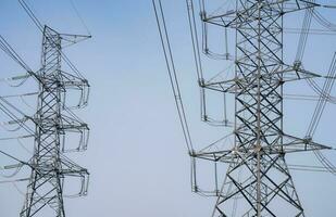 hoog Spanning elektrisch transmissie toren. hoog Spanning macht lijnen tegen de lucht. elektriciteit pyloon en elektrisch macht transmissie lijnen. hoog Spanning toren voorzien macht levering. energie crisis. foto