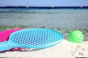 strand tennis reeks Aan zand, zomer sport werkzaamheid foto