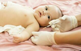portret van een baby wezen gevaccineerd door een dokter foto