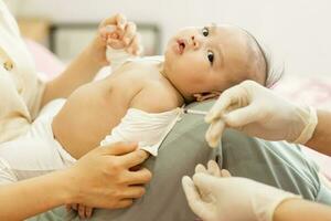 portret van een baby wezen gevaccineerd door een dokter foto