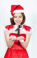 mooi Aziatisch meisje in de kerstman kostuum voor Kerstmis Aan wit achtergrond foto