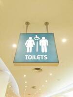 openbaar toilet toilet tekens Aan plafond in winkelcentrum foto