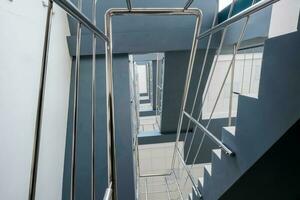 trap noodgeval en evacuatie Uitgang trap in omhoog ladder in een nieuw kantoor gebouw. foto