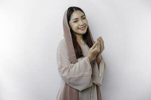 religieus mooi Aziatisch moslim meisje vervelend een hoofddoek bidden naar god, geïsoleerd door wit achtergrond foto