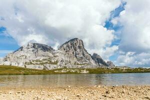 meren in de buurt de drie pieken van lavaredo foto