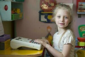 peuter- meisje spelen in kleuterschool. foto