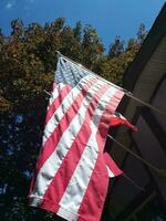 Amerikaans vlag Aan een blauw lucht foto