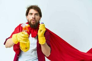 Mens in rood regenjas schoonmaak benodigdheden huiswerk onderhoud professioneel foto