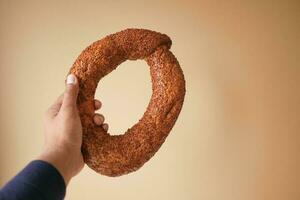 pov schot van Holding een Turks bagel simit foto