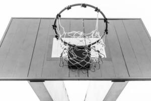 oud houten basketbal hoepel foto