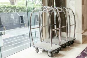 hotel luxe trolley kruiwagen zilver chroom foto