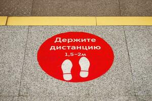 houden afstand teken Aan de verdieping in Moskou metro, Moskou, okt 2021 foto