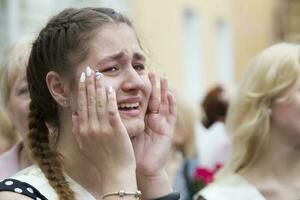 Wit-Rusland, de stad van gomel, mei 30, 2019. diploma uitreiking Bij school. de meisje is huilen. foto