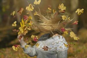 herfst concept. verward lang haar- van een meisje van welke herfst bladeren vlieg. foto