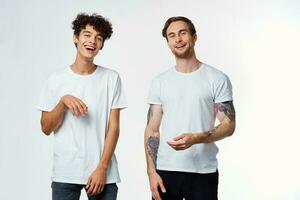 twee vrienden in wit t-shirts communicatie pret positief foto