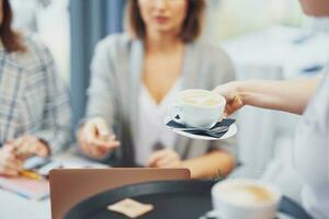 afbeelding van koffie Aan bedrijf vergadering in restaurant. foto