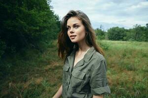 vrouw portret Aan natuur groen overhemd bijgesneden visie vers lucht reizen levensstijl foto