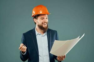 Mens in pak oranje kat industrie levensstijl professioneel bouw foto