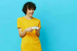 gekruld vent Toneelstukken met bedieningshendel in geel t-shirts levensstijl vermaak foto