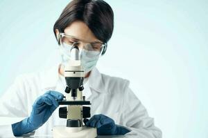 vrouw in wit jas microscoop biotechnologie wetenschap Onderzoek foto